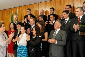 A presidente Dilma aplaude os homenageados pela Finep