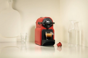 Nespresso apresenta a linha de máquinas Inissia: cores divertidas, prazer único
