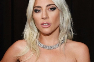 ﻿Lady Gaga brilha com mais de 100 quilates em diamantes Tiffany&Co. no Grammy Awards
