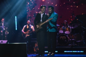 Músico participa da turnê internacional de tributo ao Rei do Rock que passa por três cidades catarinenses